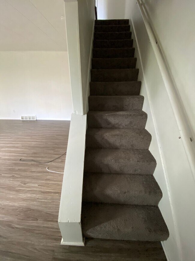 Building Photo - AVAILABLE AUGUST 2026 - 1 Bedroom Home w/ Spacious Living!