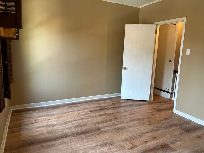 Building Photo - Beautiful 3 Bedroom, 1.5 Bath *2 Car Detac...