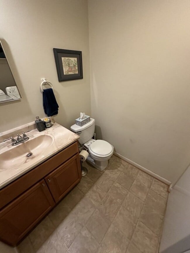 Building Photo - 2 bedroom/1.5 bathroom- The Midlands