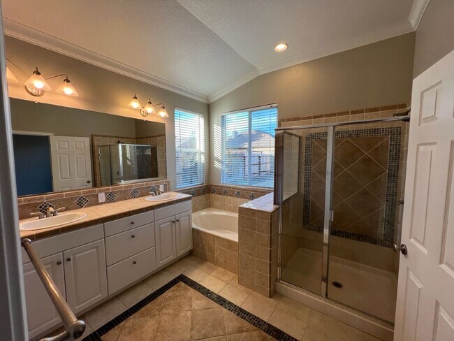 Building Photo - Well-appointed single-story home located walking distance to Manteca's Woodward Park!