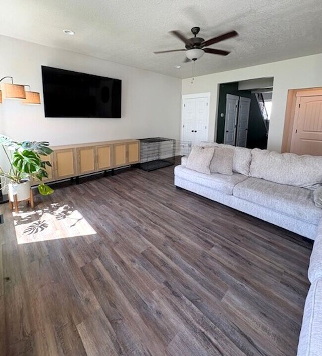 Building Photo - 4 Bedroom / 3 Bath Home in Eagle Mountain!