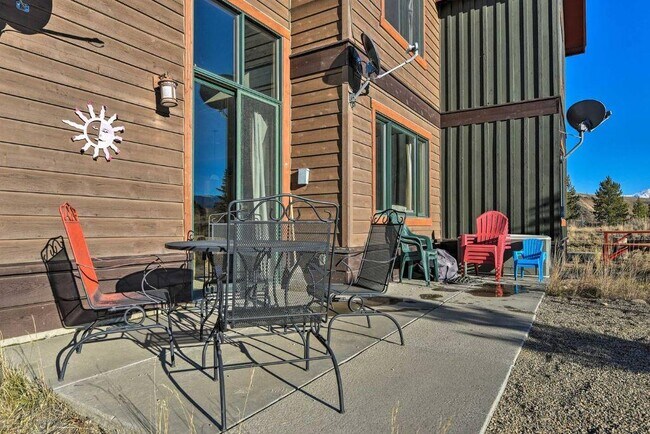 Building Photo - 400 Paintbrush Ter