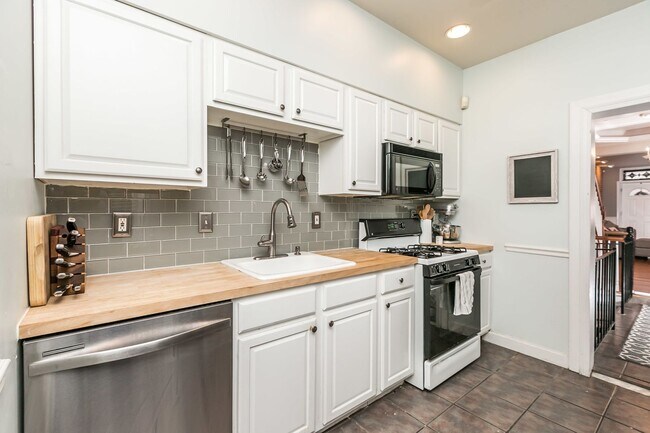Building Photo - Amazing 3 bed 2 bath with a roof top deck ...