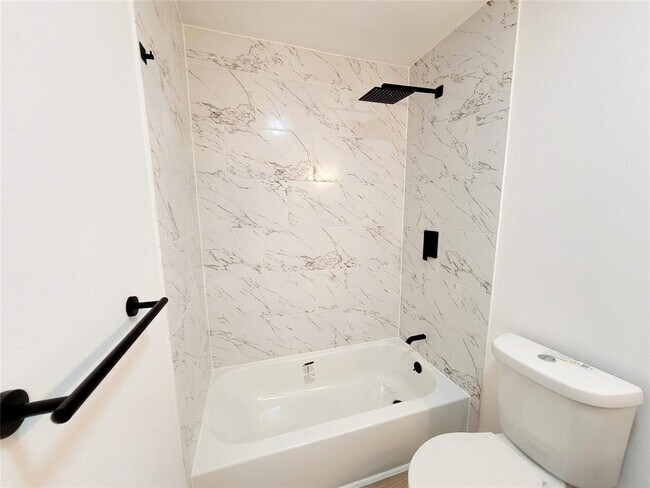 Building Photo - 317 W Houston Ave