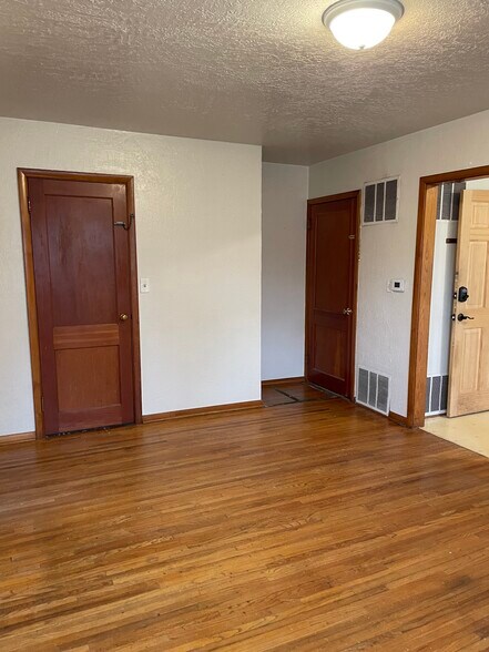 Building Photo - 551 7th St W