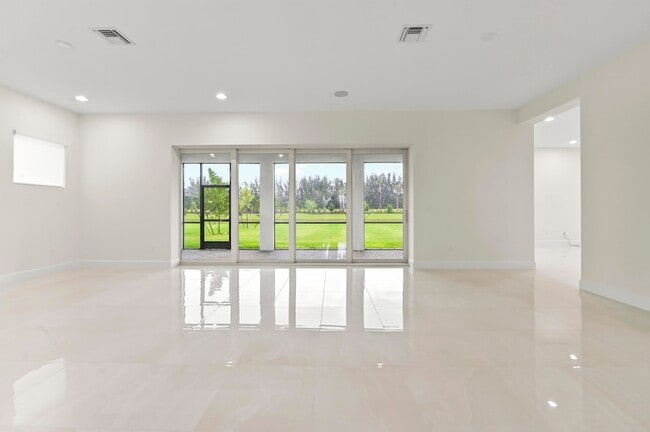 Building Photo - 15030 Wildwood Cir