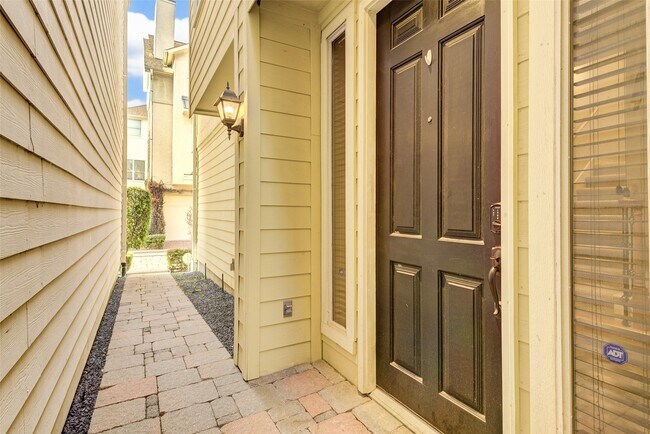 Building Photo - 2724 Sherwin St