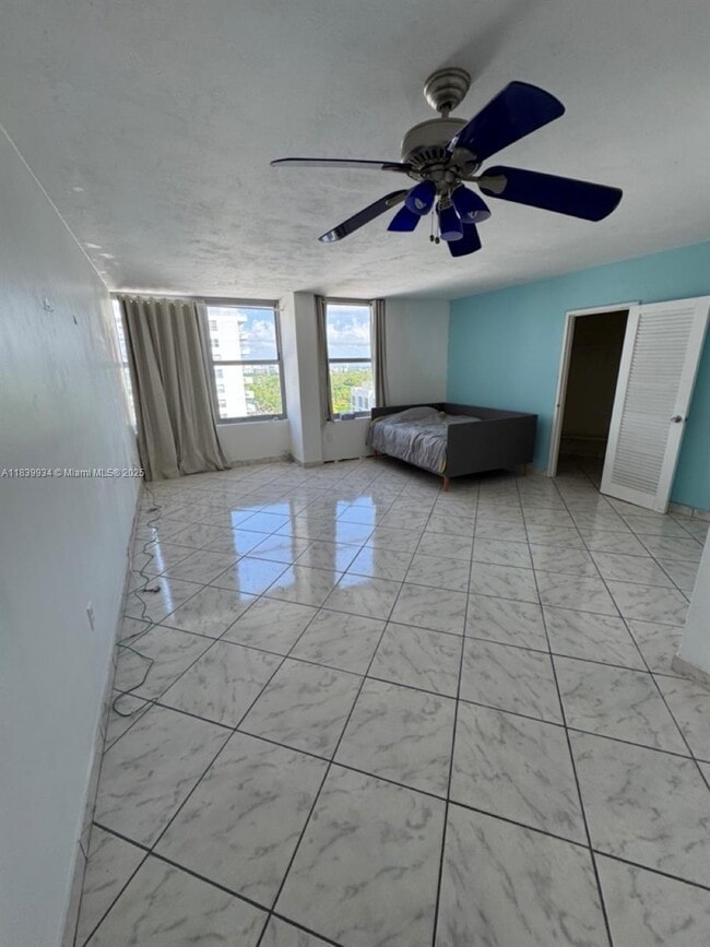 Building Photo - 2899 Collins Ave