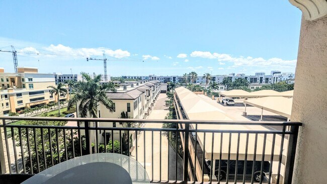Building Photo - Annual (furniture Optional) furnished/Seasonal/short term 2 bedroom 2 bath In the Renaissance