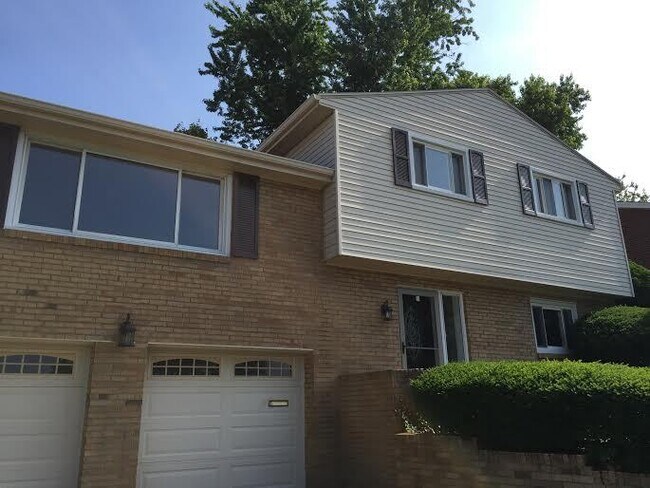 Building Photo - **********Gorgeous Scott Township 3-Bed/1....