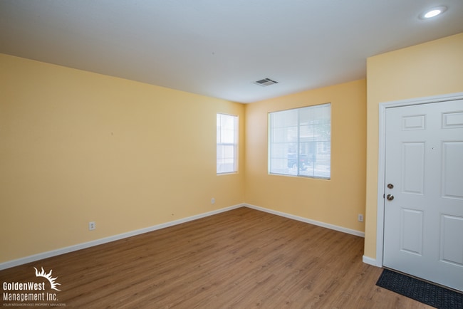 Building Photo - Fabulous 2Bdm 2.5Ba Home With Community Park & Pool.