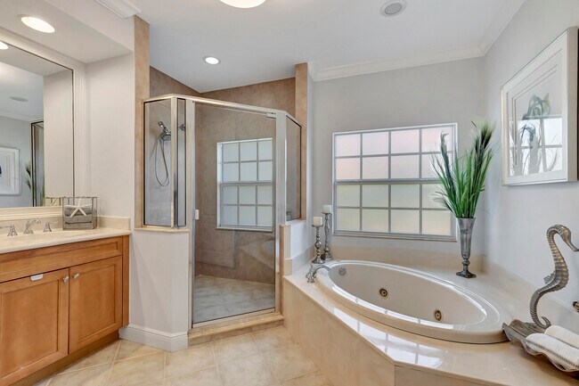 Building Photo - 5585 NE Trieste Way