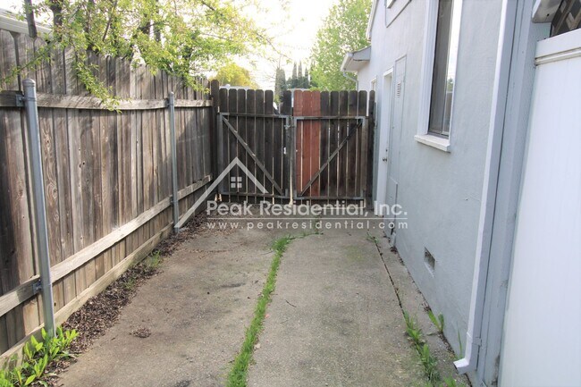 Building Photo - Fruitridge Manor 3bd/1ba House with Garage