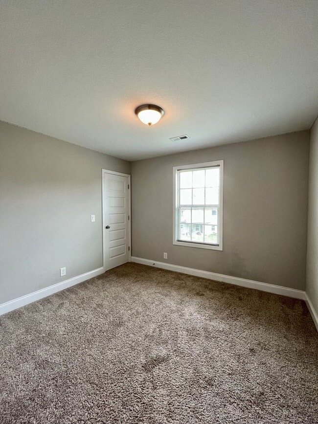 Building Photo - ** COMING SOON ** Beautiful Large Home in Great Location