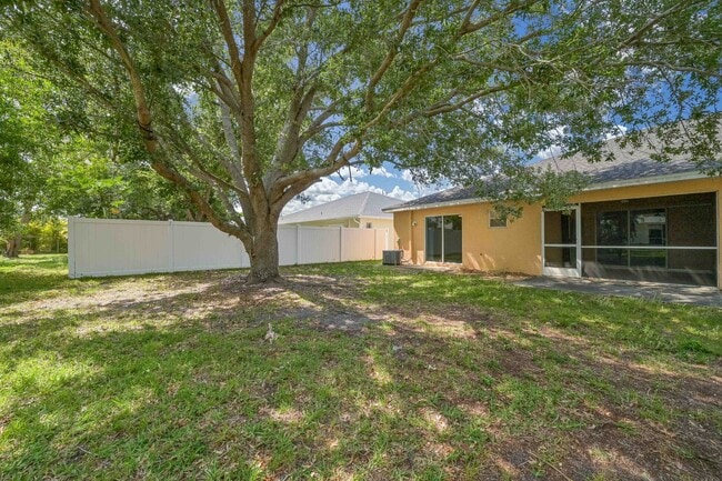 Building Photo - ** Rarely Available  ~ 3/2 Duplex W/ 2 Car Garage ~ Updated **