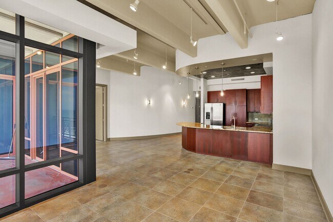 Building Photo - Live the Metropolitan Lifestyle