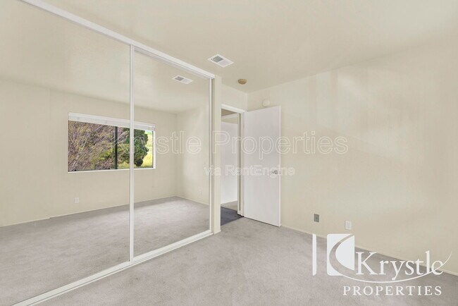 Building Photo - 900 Cambridge Dr