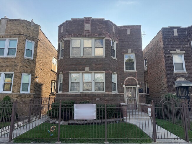 Primary Photo - 6204 S Claremont Ave