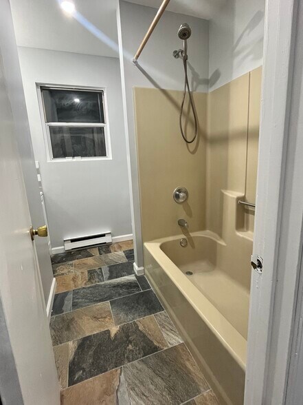 Building Photo - 11 Limerick Dr E