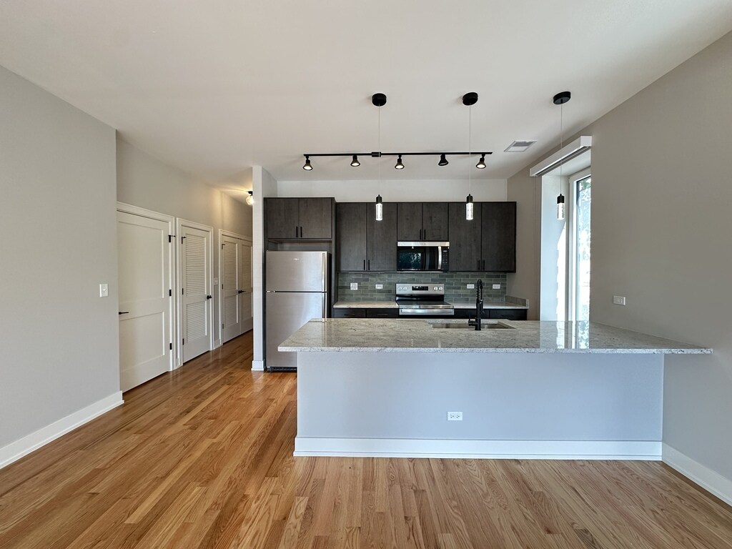 Building Photo - 2100 W 18th Pl