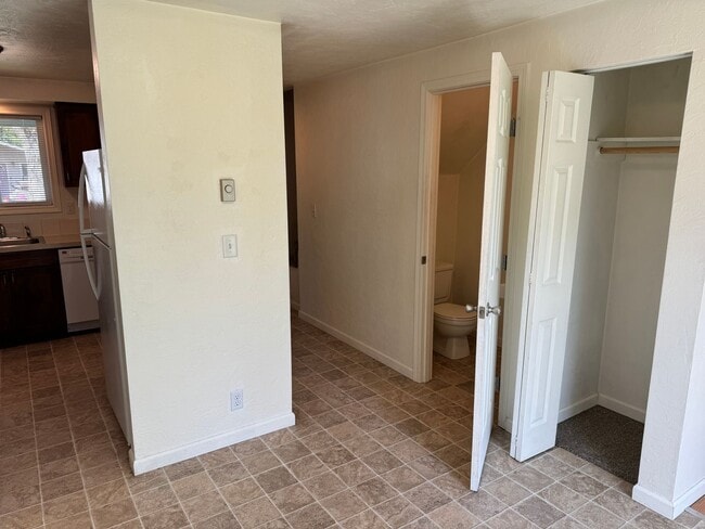 Building Photo - 2 bedroom 1.5 bathroom duplex in Springfield!