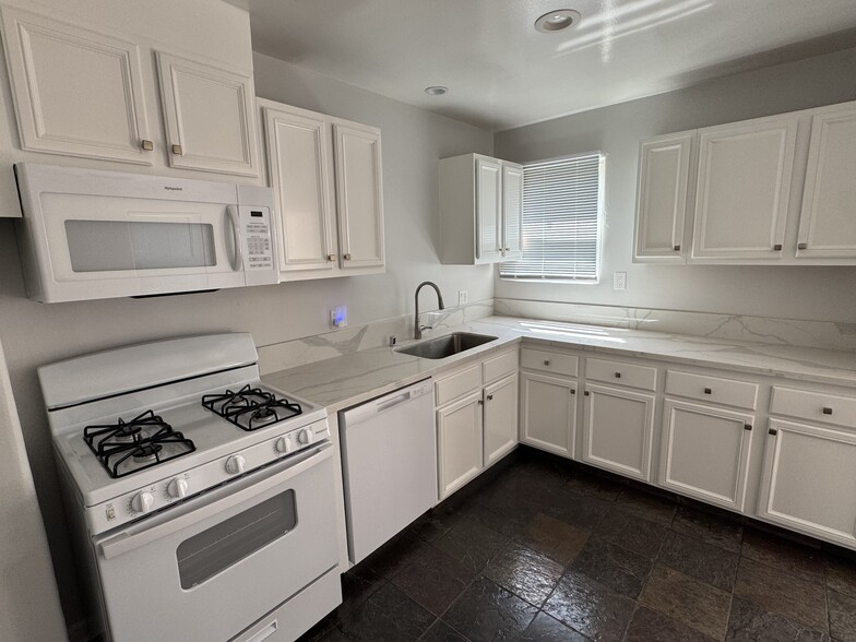 Building Photo - 5943 Tujunga Ave