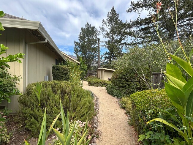 Building Photo - 8280 Oakmont Dr