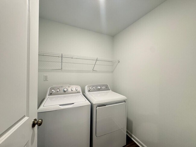 Building Photo - BRAND NEW GORGEOUS TOWNHOUSE in a very con...
