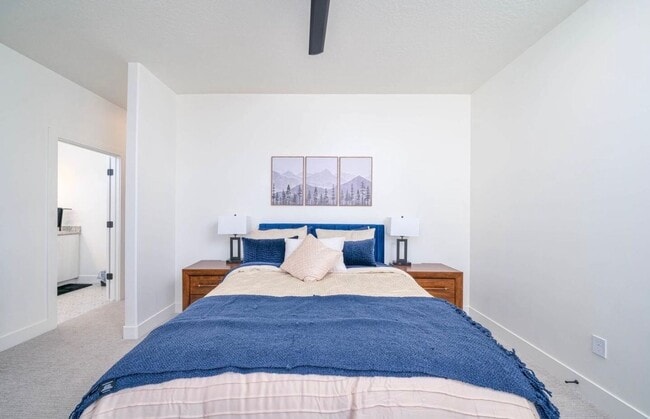 Building Photo - Charming Townhomes with private rooms