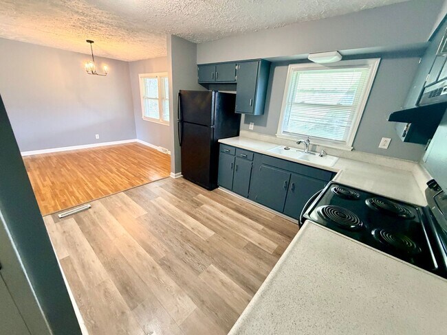 Building Photo - 1134 Oakwood Dr