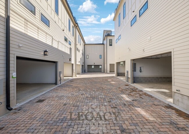 Building Photo - 1019 12th Ave N