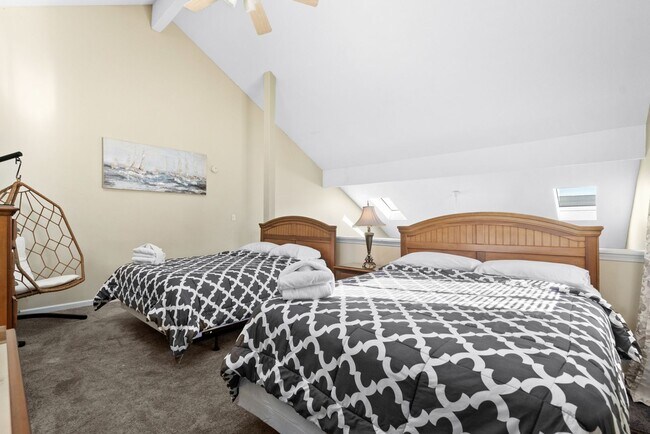 Building Photo - ***Free Utilities ** Seasonal Rental Available October 5 to Feb 1st  2026