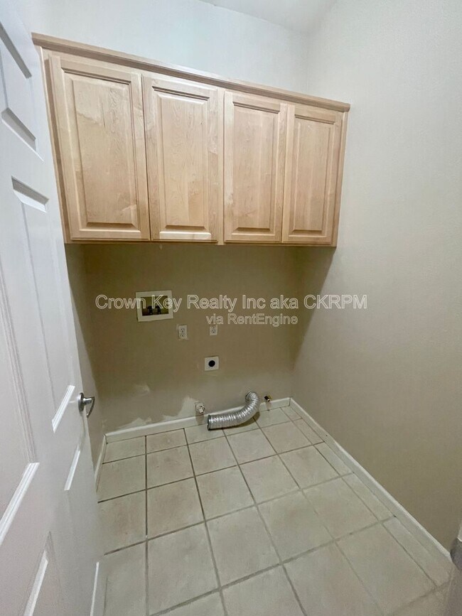 Building Photo - 4725 Dandelion Loop