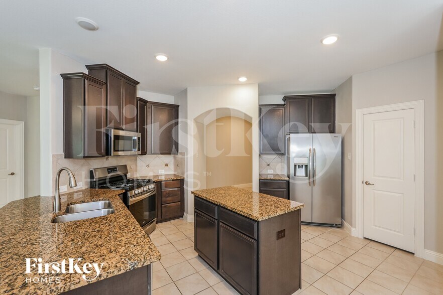 Building Photo - 4413 Lakeview Dr