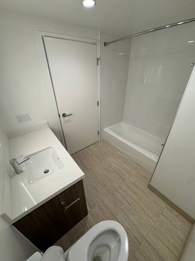 Building Photo - Ready to Move in Brand New Condo! First Time Renting! 3 Bed/2 Bath/2 Parking at The Park on Ke‘ea...