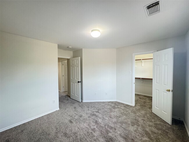 Building Photo - 5715 Vinemont Ln