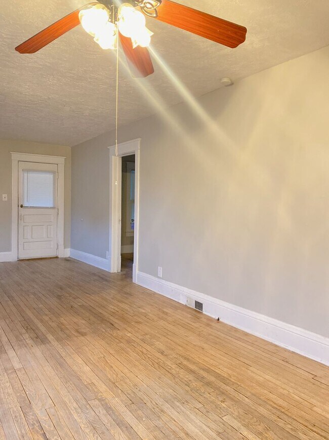 Building Photo - Benson 2 bed 2 bath with 2 additional non ...