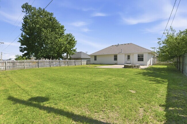 Building Photo - 657 Kings Carriage Rd