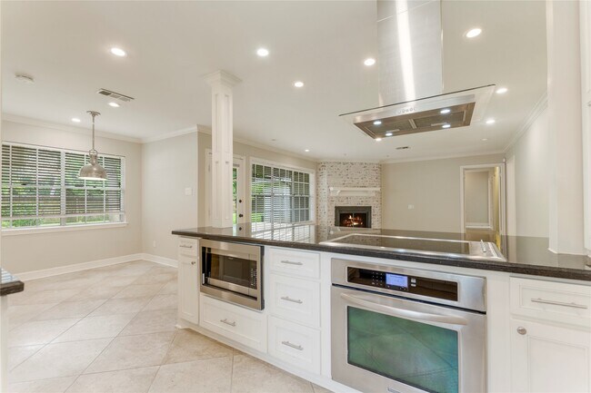 Building Photo - 402 Forest Lake Dr