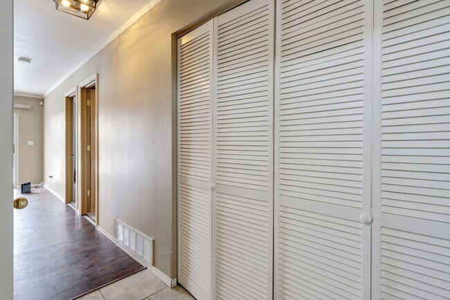 Building Photo - East Anchorage Home Near Trails & Parks; W/D in unit, Garage, Fenced Yard; Quick Access to JBER