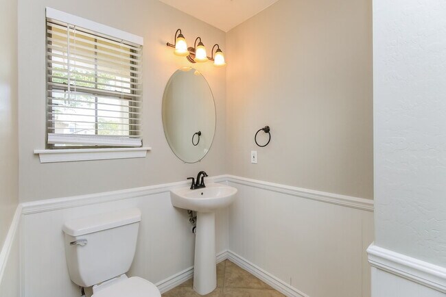 Building Photo - 2634 S Southwind Dr