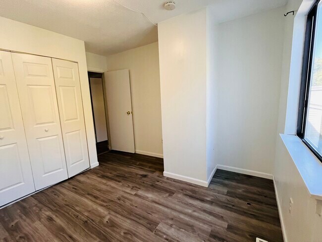 Building Photo - 155 Peddlers Dr