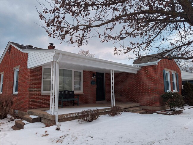 Building Photo - 3 Min to WPAFB! Adorable 3 Bedroom Brick H...