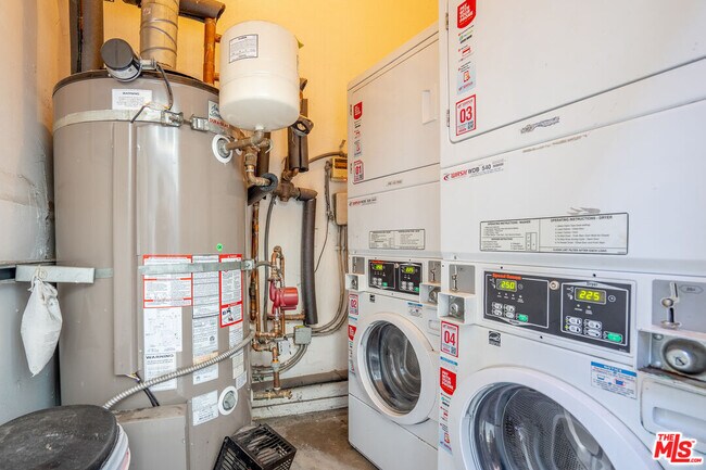 Building Photo - 5831 Carlton Way