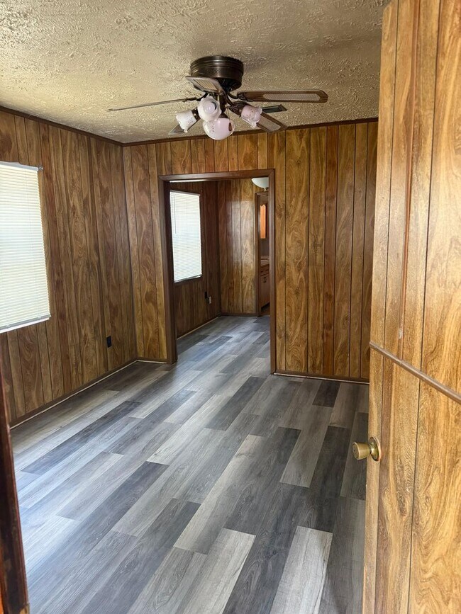 Building Photo - Fully Renovated 3/1 Available for Immediate Rent!