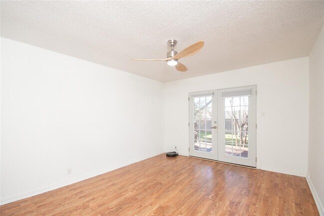 Building Photo - 501 Greenway Dr