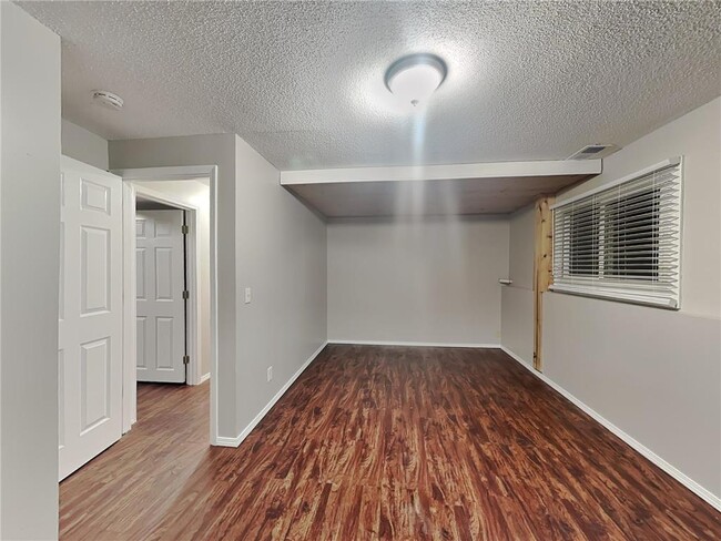 Building Photo - 6865 Buckingham Rd