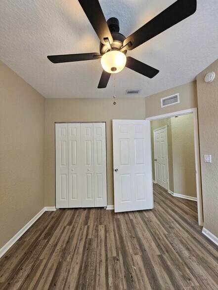 Building Photo - 1063 Golden Lakes Blvd