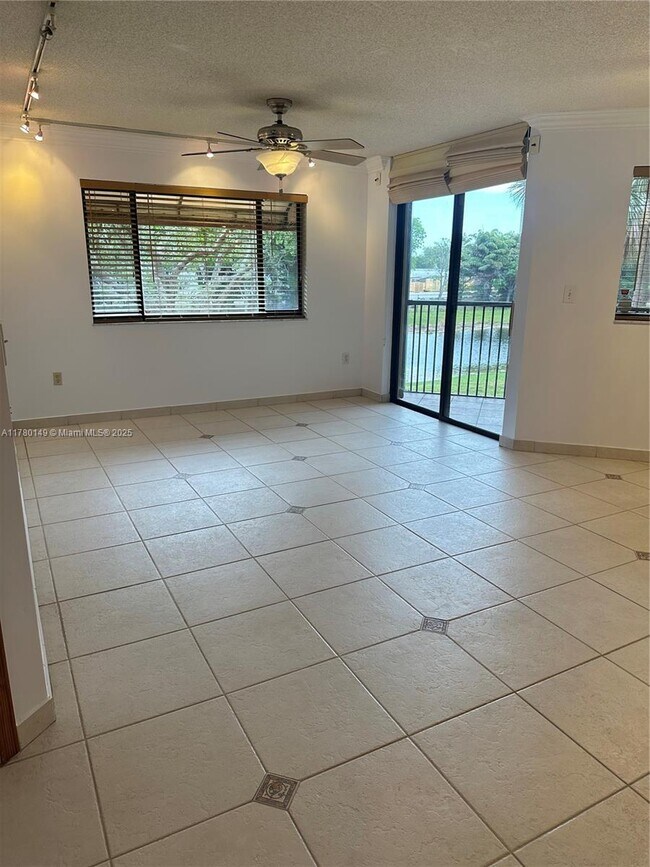 Building Photo - 15489 N Miami Lakeway