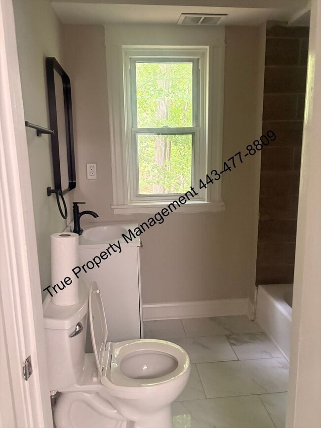 Building Photo - Spacious 3 Bedroom Home with Backyard & In-Unit Washer/Dryer